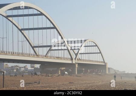 Un pont routier inachevé dans le quartier côtier de Cambérène, Dakar, Sénégal Banque D'Images