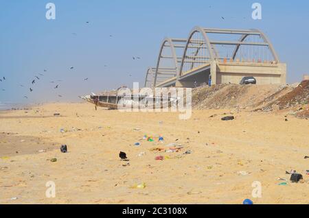 Un pont routier inachevé dans le quartier côtier de Cambérène, Dakar, Sénégal Banque D'Images