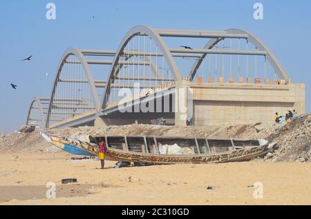 Un pont routier inachevé dans le quartier côtier de Cambérène, Dakar, Sénégal Banque D'Images