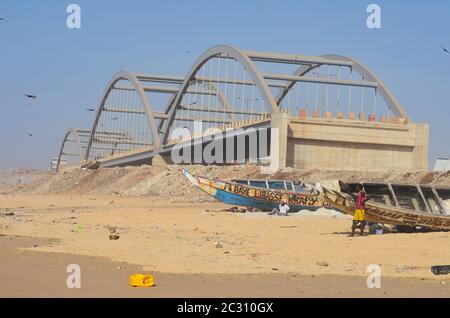 Un pont routier inachevé dans le quartier côtier de Cambérène, Dakar, Sénégal Banque D'Images