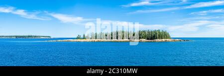 Île au large de la péninsule Schoodic sur l'océan Atlantique, Maine, États-Unis Banque D'Images