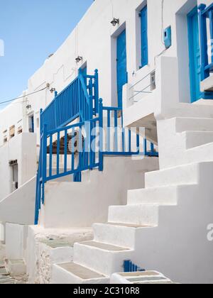 Rue d'un village grec traditionnel Chora dans l'île de Folegandros, Cyclades - Grèce Banque D'Images