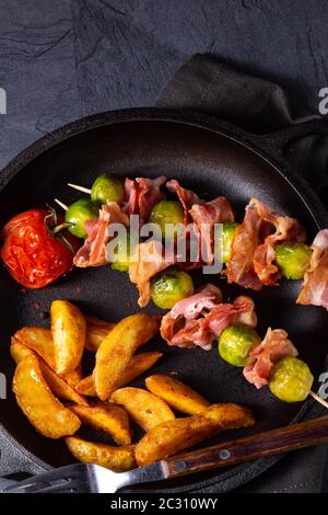Choux de Bruxelles - Bacon - brochettes avec des widgets de pommes de terre Banque D'Images