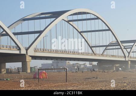 Un pont routier inachevé dans le quartier côtier de Cambérène, Dakar, Sénégal Banque D'Images