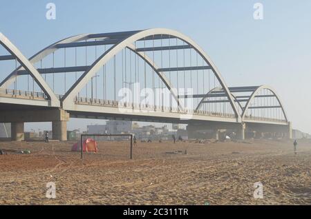 Un pont routier inachevé dans le quartier côtier de Cambérène, Dakar, Sénégal Banque D'Images