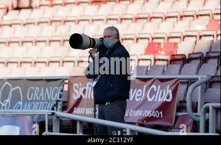 Northampton, Royaume-Uni. 18 juin 2020. Photographe pendant la Sky Bet League 2 jouer demi finale première partie match entre Northampton Town et Cheltenham Town au Sixfields Stadium, Northampton le 18 juin 2020. Photo de David Horn. Crédit : images Prime Media/Alamy Live News Banque D'Images