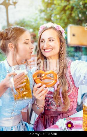 Meilleurs amis de Bavarian Tracht faisant un Selfie avec le téléphone, la bière, et un bretzel Banque D'Images