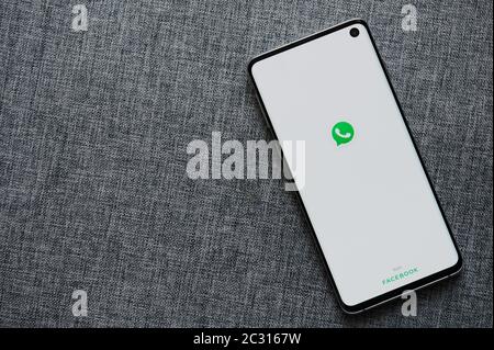 New-York , USA - 18 juin 2020: WhatsApp de l'écran de l'application smartphone Facebook vue rapprochée en fond gris Banque D'Images