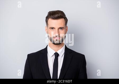 Gros plan photo de cool confiant marchand ouvrier homme bon look dans la caméra réel entrepreneur porter vêtements de coffrage isolé sur fond gris couleur Banque D'Images