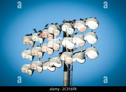 Northampton, Royaume-Uni. 18 juin 2020. Projecteurs pendant le Sky Bet League 2 jouer demi finale première partie match entre Northampton Town et Cheltenham Town au Sixfields Stadium, Northampton, le 18 juin 2020. Photo de David Horn. Crédit : images Prime Media/Alamy Live News Banque D'Images