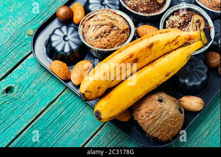Muffins savoureux avec bananes, noix et noix de coco.muffins Faits Maison aux noix de banane Banque D'Images