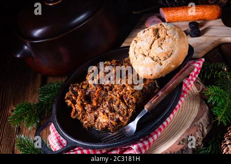 Bigos polonais avec saucisse et prune séchée Banque D'Images