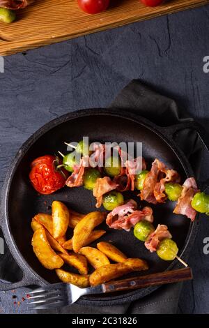 Choux de Bruxelles - Bacon - brochettes avec des widgets de pommes de terre Banque D'Images