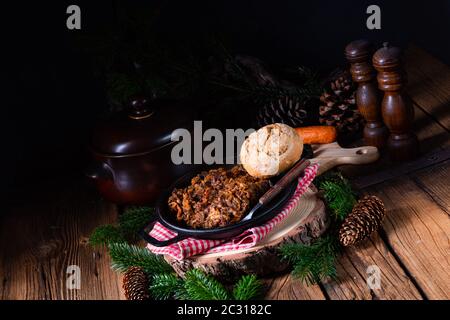 Bigos polonais avec saucisse et prune séchée Banque D'Images