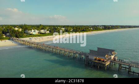 Plage de Naples et jetée de pêche à Sunset, Floride. Banque D'Images
