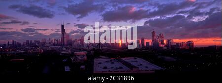 Horizon de la ville au crépuscule, Chicago, Illinois, États-Unis Banque D'Images