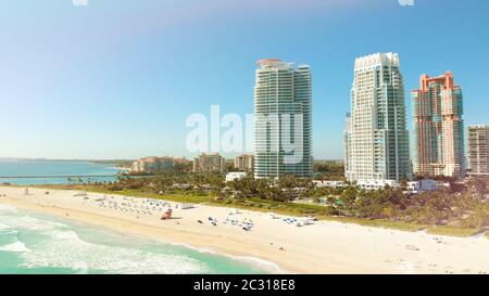 Miami Beach par une journée ensoleillée et lumineuse, vue aérienne Banque D'Images