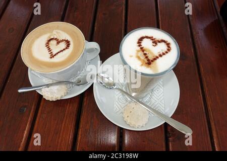 Caffe Latte Cappuccino und mit im Milchschaum Herz-Muster Banque D'Images