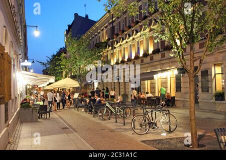 Rue centrale de Lodz Piotrkowska en soirée. Rue touristique principale de la ville polonaise Lodz Piotrkowska Banque D'Images