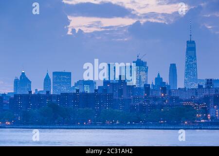 Vue panoramique de la ville au crépuscule, Brooklyn-Williamsburg, Lower Manhattan, New York City, New York, États-Unis Banque D'Images