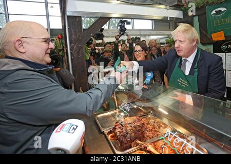 Le Premier ministre Boris Johnson à la Royal Welsh Winter Fair le 25 novembre 2019. Boris Johnson prend un tour avec Brecon et Radnor conse Banque D'Images