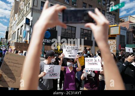 Les manifestants de Black Lives Matter défilent à Flushing, dans le Queens à New York pour protester contre la mort de George Floyd Banque D'Images