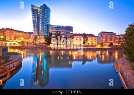 Vue en soirée sur le vieux Danube de la ville de Vienne Banque D'Images