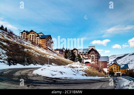 Vue sur le village alpin et la chaîne de montagnes avec de hauts sommets enneigés, les deux Alpes, Alpes françaises Banque D'Images