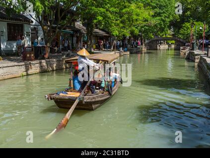 Shanghai, Chine - 23 mai 2018 : croisière en bateau sur le canal dans la ville aquatique de Zhujiajiao Banque D'Images