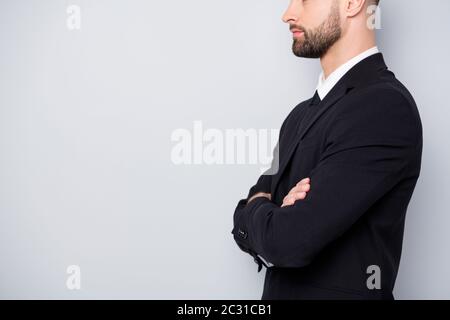 Court profil photo de côté de col réussi homme vrai grand propriétaire compagnie cross mains prêt décider décisions porter ensemble élégant isolé sur gris Banque D'Images