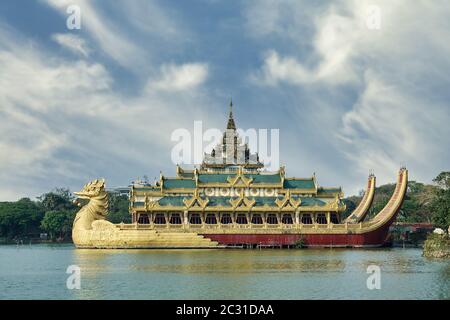 Palais Karaweik d'or sur le lac à Yangon, Myanmar Banque D'Images