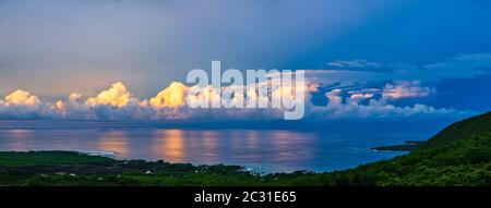 Vue panoramique sur la côte au lever du soleil, Kona Sud, îles Hawaii Banque D'Images