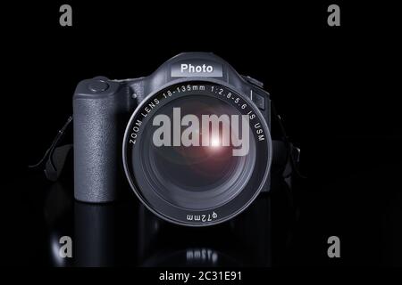 Vue avant d'un appareil photo reflex numérique professionnel à objectif unique avec objectif zoom et lanière sur fond noir avec espace de copie. Rendu 3d réaliste Banque D'Images