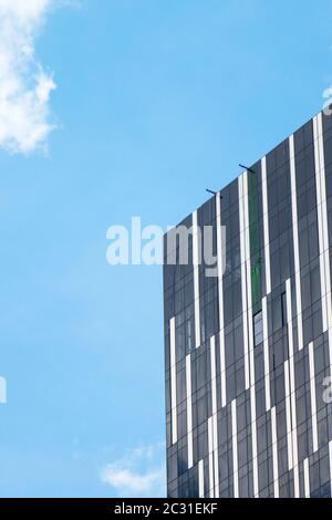 Coin abstrait de la tour de bâtiment contre le ciel bleu à Kuala Lumpur Malaisie Banque D'Images