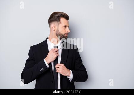 Profil photo de côté de sérieux poignée collier homme ajuster sa cravate prête pour datation avec la femme look copyspace porter habillé vêtements isolés plus Banque D'Images