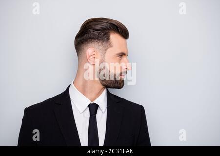 Profil photo de côté de sérieux investisseur intelligent homme look copyspace écouter ses cols porter une tenue de classe isolée sur fond gris couleur Banque D'Images