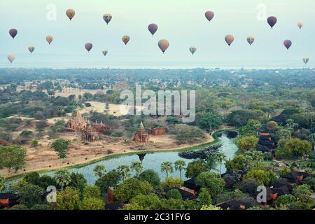 Ballons à air chaud au-dessus de la plaine de Bagan au lever du soleil Banque D'Images