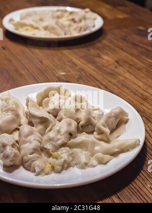 Assiettes pleines de boulettes chinoises fraîchement cuites Banque D'Images