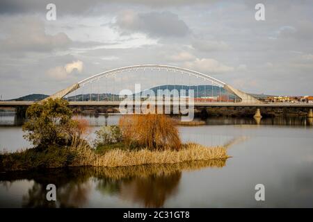 Pont de Merida nommé Lusitania qui donne accès à la ville, moderniste et autonome Banque D'Images