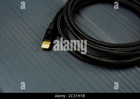 Câble en tissu tressé noir avec borne de ligthning pour la connexion de dispositifs électroniques Banque D'Images