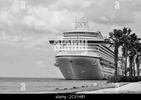 Crown Princess amarré à Aruba Banque D'Images