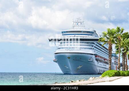 Crown Princess amarré à Aruba Banque D'Images