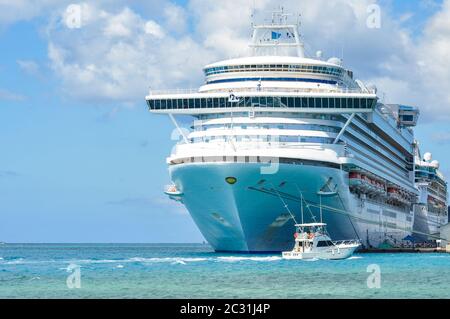 Crown Princess amarré à Aruba Banque D'Images