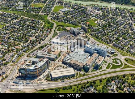 Vue aérienne du Foothills Medical Centre à Calgary, Alberta Canada avec le nouveau centre de cancérologie en construction. Banque D'Images
