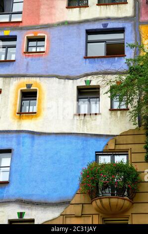 Vue sur les célèbres bâtiments Hundertwasser à Vienne, Autriche Banque D'Images