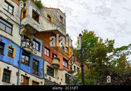 Vue sur les célèbres bâtiments Hundertwasser à Vienne, Autriche Banque D'Images