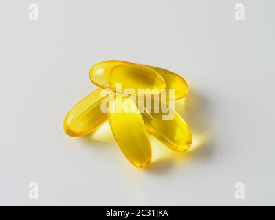 Capsules d'huile de poisson Omega 3 isolées sur blanc Banque D'Images