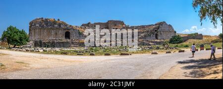 Les ruines d'un ancien théâtre dans la ville grecque de Miletus en Turquie lors d'une journée d'été ensoleillée Banque D'Images