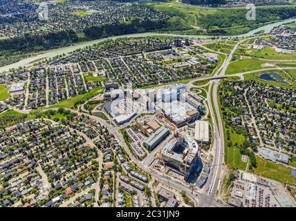 Vue aérienne du Foothills Medical Centre à Calgary, Alberta Canada avec le nouveau centre de cancérologie en construction. Banque D'Images