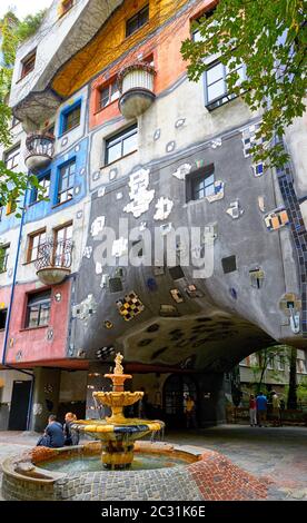 Vue sur les célèbres bâtiments Hundertwasser à Vienne, Autriche Banque D'Images